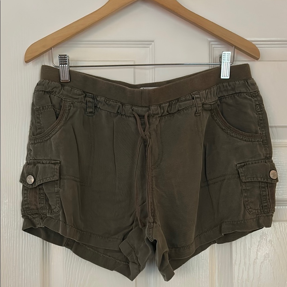 Green Cargo Shorts with Relaxed Fit and Elastic Waistband